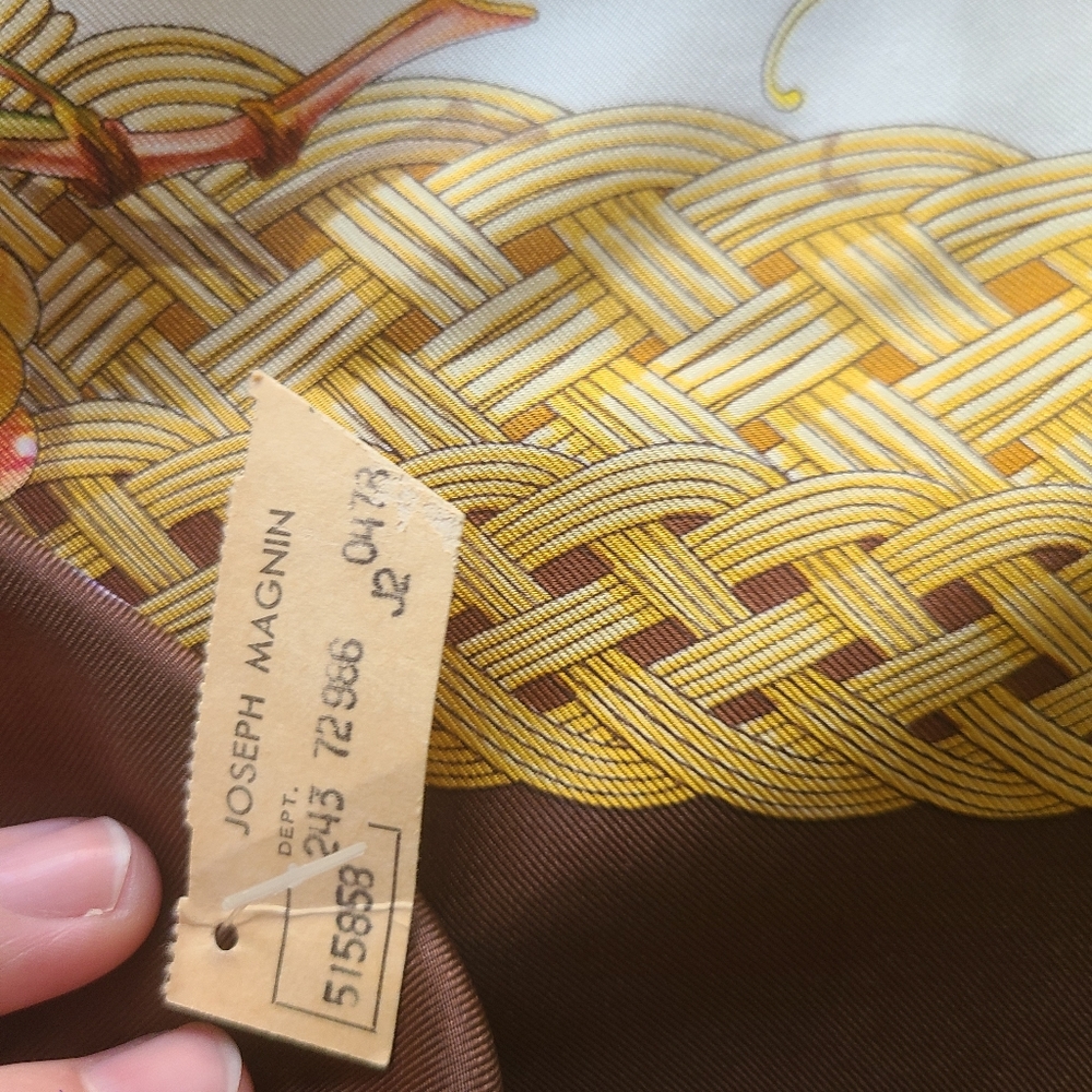 Dead stock Gucci scarf vintage butterfly grapes bees - Picture 6 of 12
